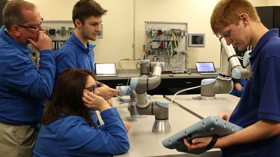 cobots_ur3_ur5_ur10_in_the_classroom_ramtec_usa.jpg
