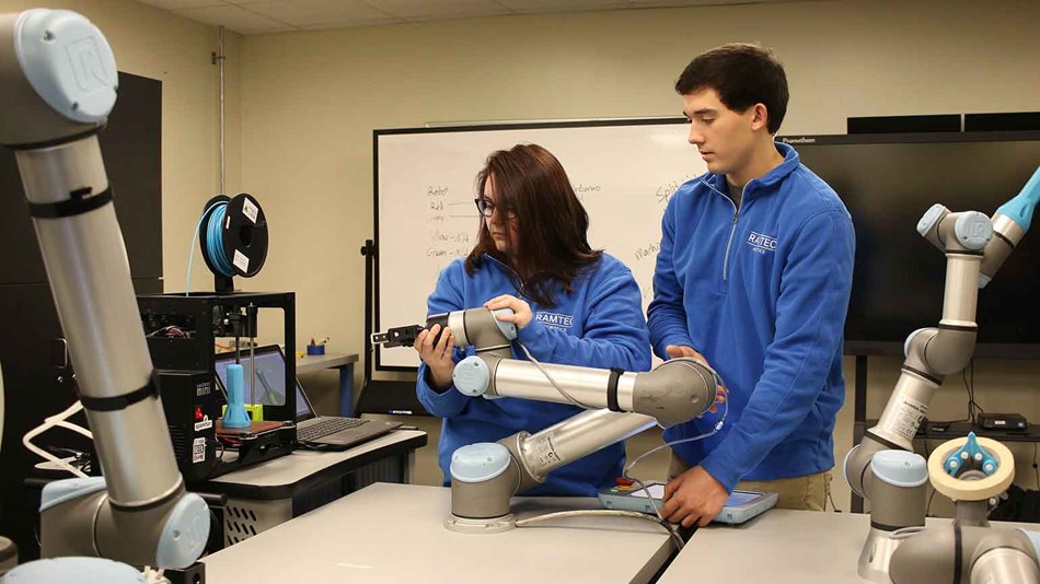 cobots_ur3_ur5_ur10_in_the_classroom_ramtec.jpg