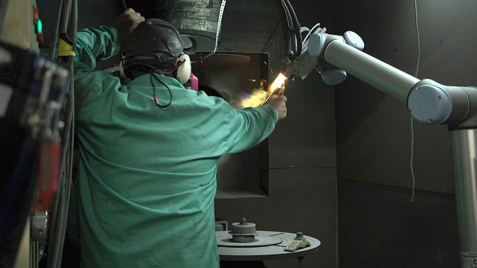 collaborative_robots_withstand_high_temperatures_-and_-harsh_environment_while_performing_metal_powder_-and_-plasma_-spray.jpg